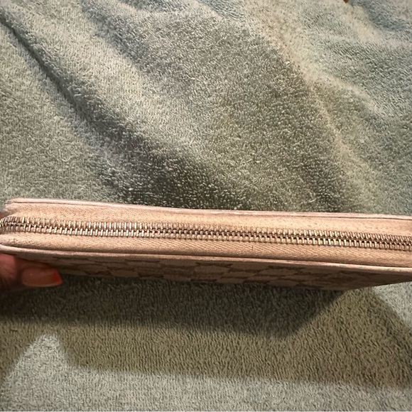 Authentic Gucci Cream Wallet - Picture 6 of 8